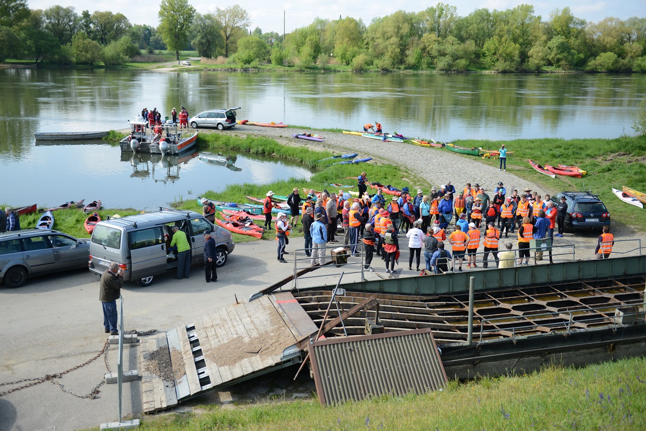 Start zur Kanu-Protestfahrt in Mariaposching zum 15. Donaufest 2016