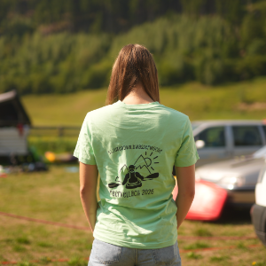 Grünes T-Shirt mit Aufdruck einer gezeichneten Paddlerin auf dem Fluss - Foto: Jakob Sax
