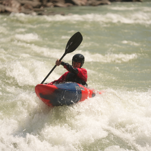Dag Dieker in einem roten Kayak - Foto: Jakob Sax