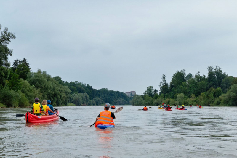 100 Teilnehmer demonstrieren für freifließende Salzach